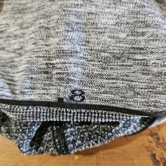 Lululemon Seamlessly Street Crop Heathered Black Size 8 Yoga Athletic Workout - Picture 4 of 7